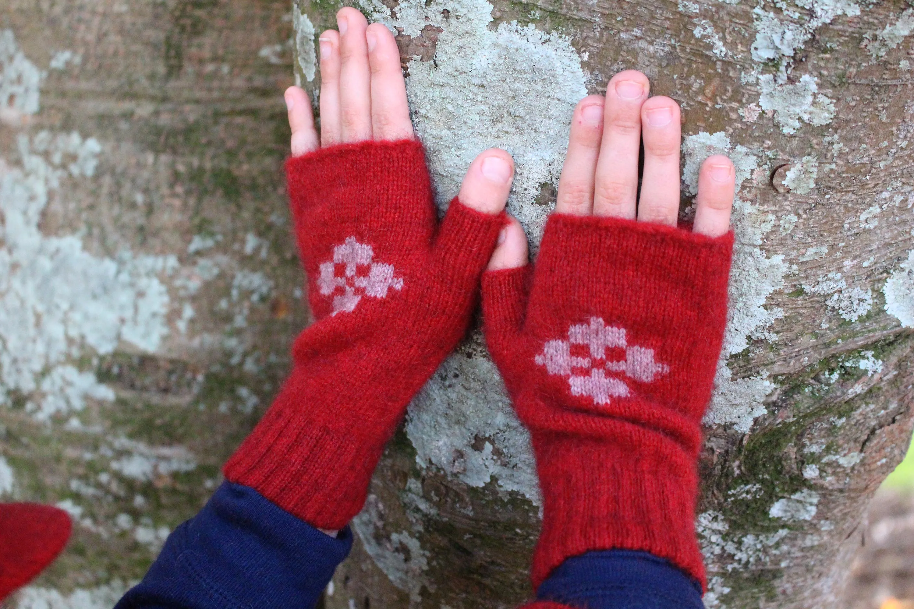 CHILD'S FINGERLESS MITTEN