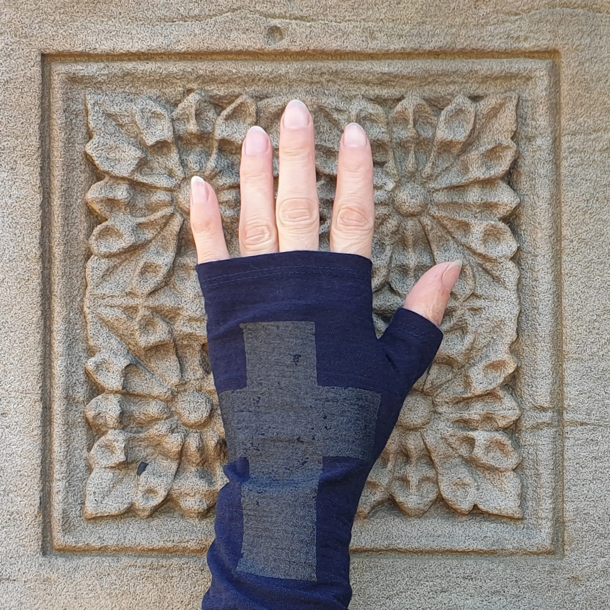 Ink cross dark silver printed merino fingerless gloves