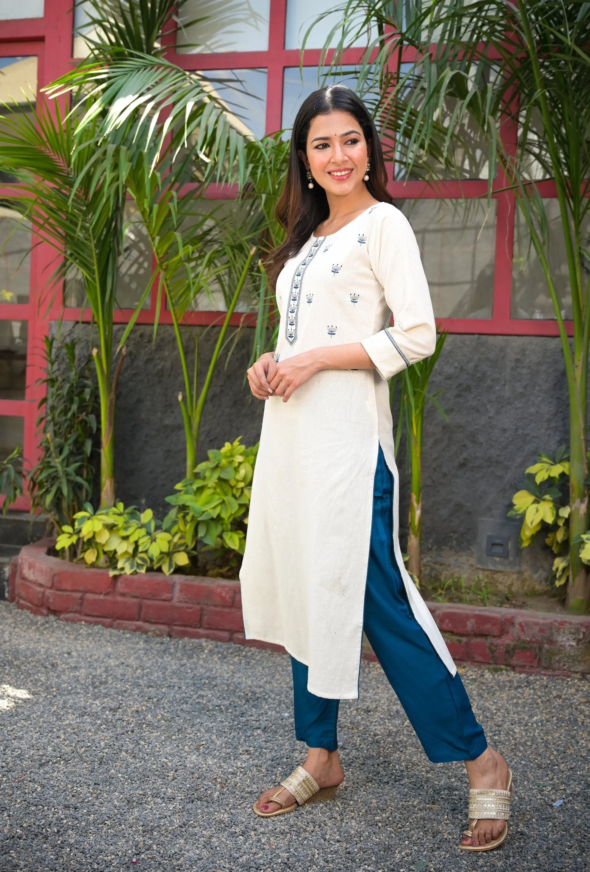 Women White & Blue Straight Kurta Set