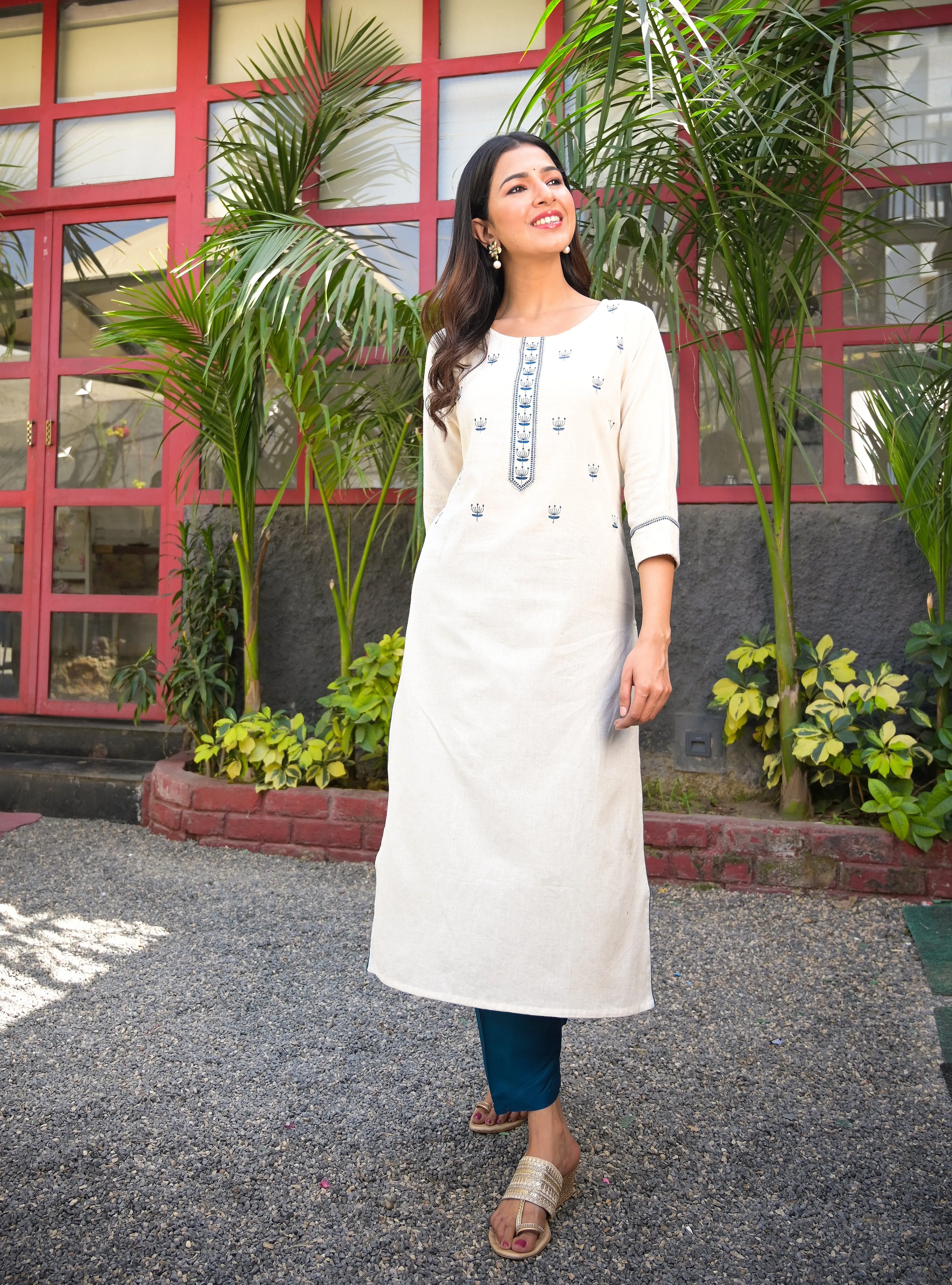 Women White & Blue Straight Kurta Set